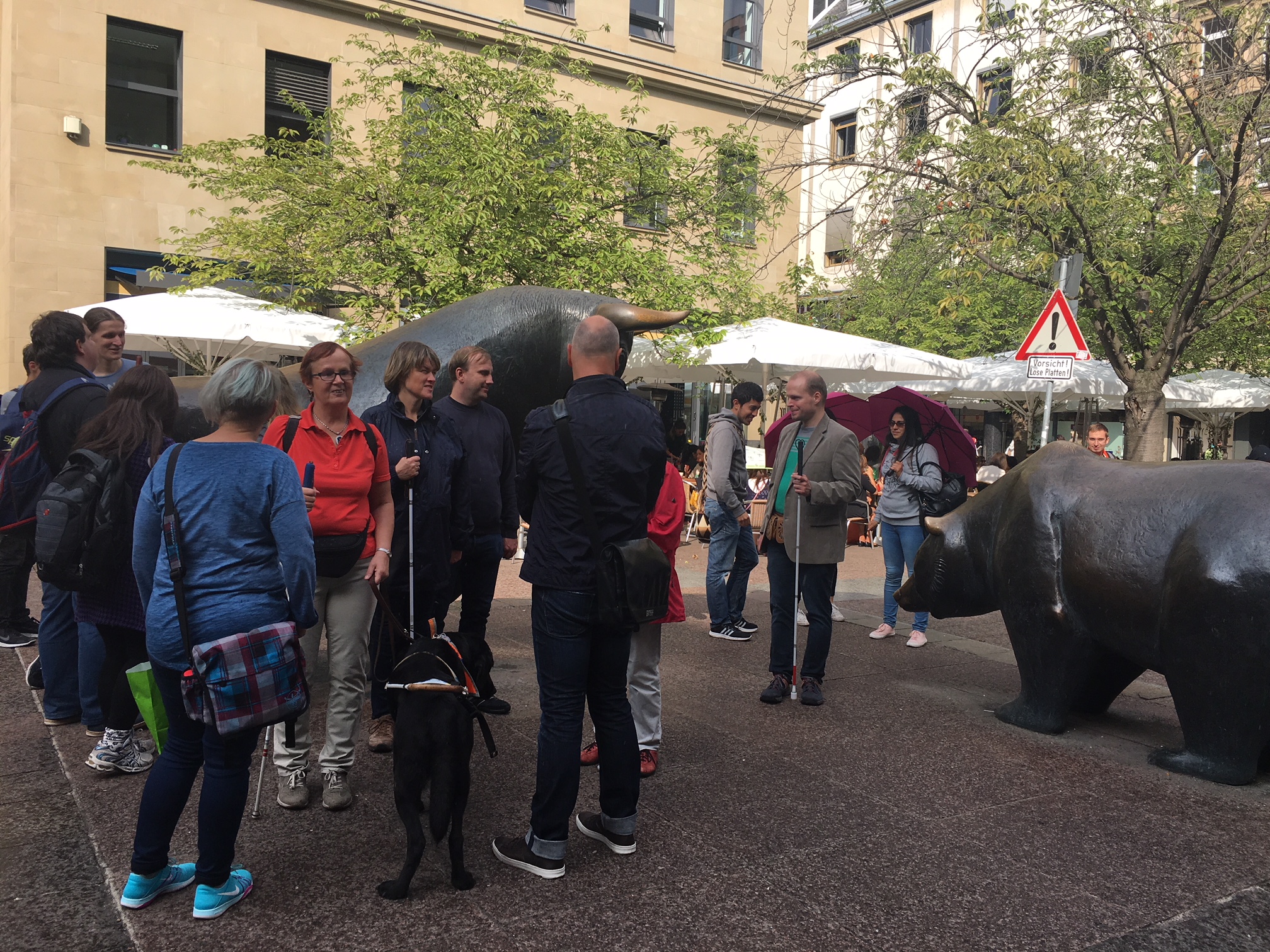 Börsenvorplatz Frankfurt am Main; Bulle und Bär mit Vereinsmitgliedern und Stadtführer