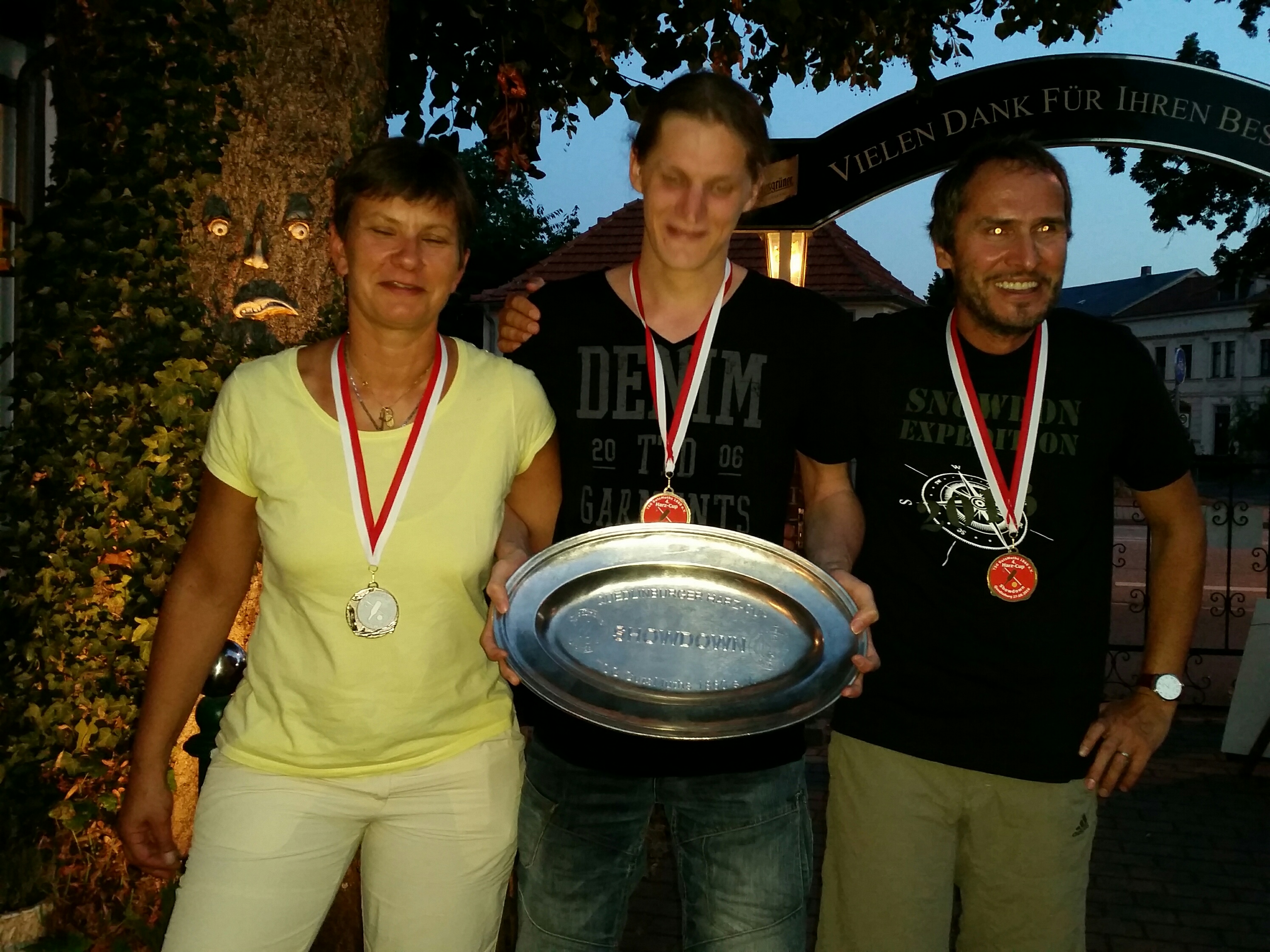 Von links nach rechts: Bettina, Thade und Lutz jeweils mit Medaille sowie Thade mit Siegerschale
