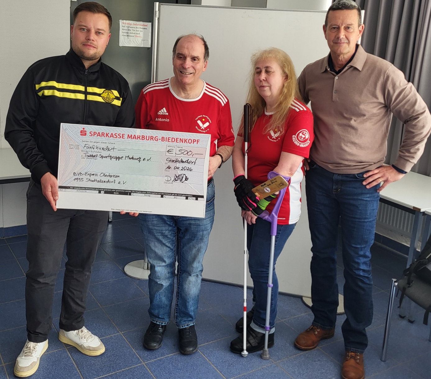 Gruppenbild Spendenübergabe BVB-Express an TSG Marburg