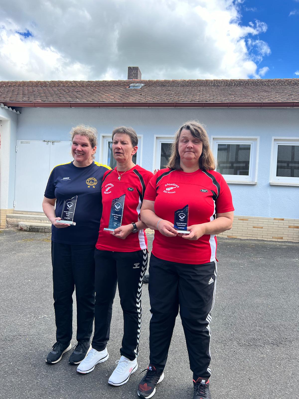 Gruppenfoto: Die drei Siegerinnen mit ihren Trophäen